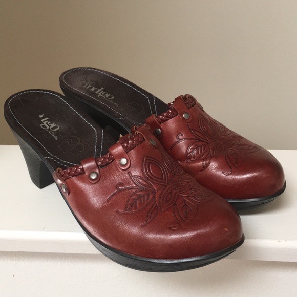 clarks red clogs